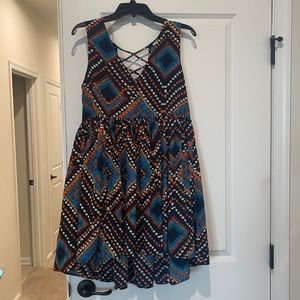 En Creme. M. Printed crisscross back dress